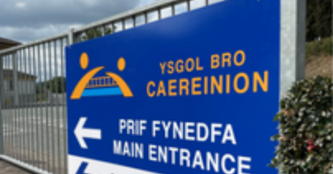 New all age school opens in Llanfair Caereinion