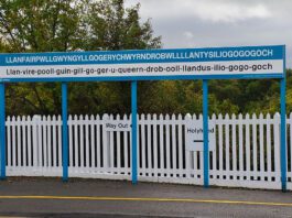 Llanfairpwllgwyngyllgogerychwyrndrobwllllantysiliogogogoch Cymru Llanfairpwllgwyngyllgogerychwyrndrobwllllantysiliogogogoch station sign