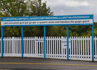 Llanfairpwllgwyngyllgogerychwyrndrobwllllantysiliogogogoch Cymru Llanfairpwllgwyngyllgogerychwyrndrobwllllantysiliogogogoch station sign